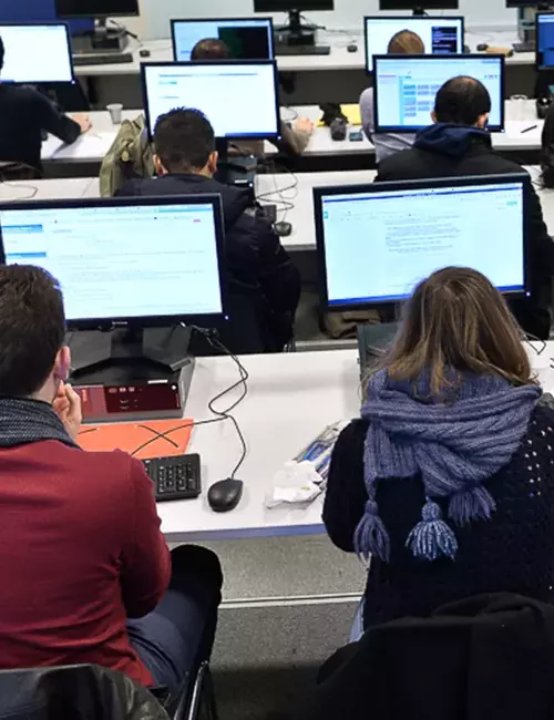 Etudiants dans une salle de classe avec ordinateurs