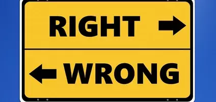 Panneau de circulation écrit en anglais, deux directions, bien ou mal