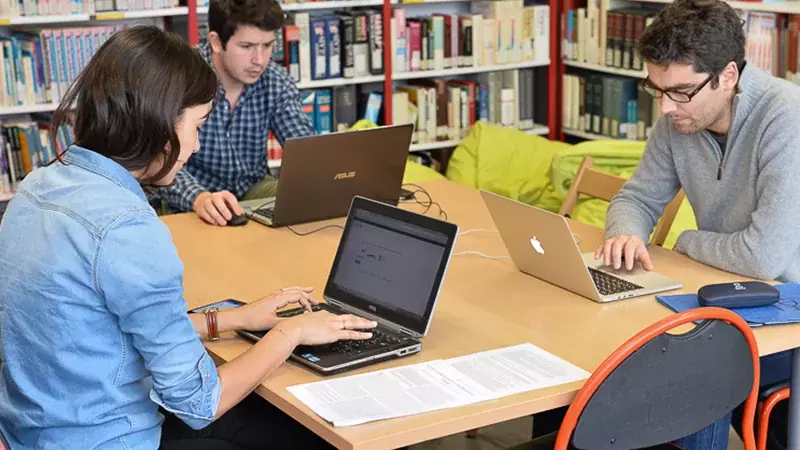 Etudiants et Etudiantes du numérique dans une bibliothèque